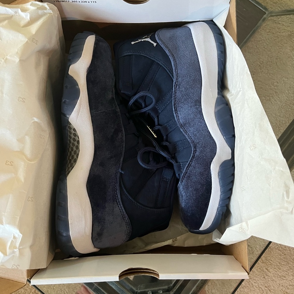 Air Jordan 11 Midnight Navy / Men’s 6 / Women’s 8.5